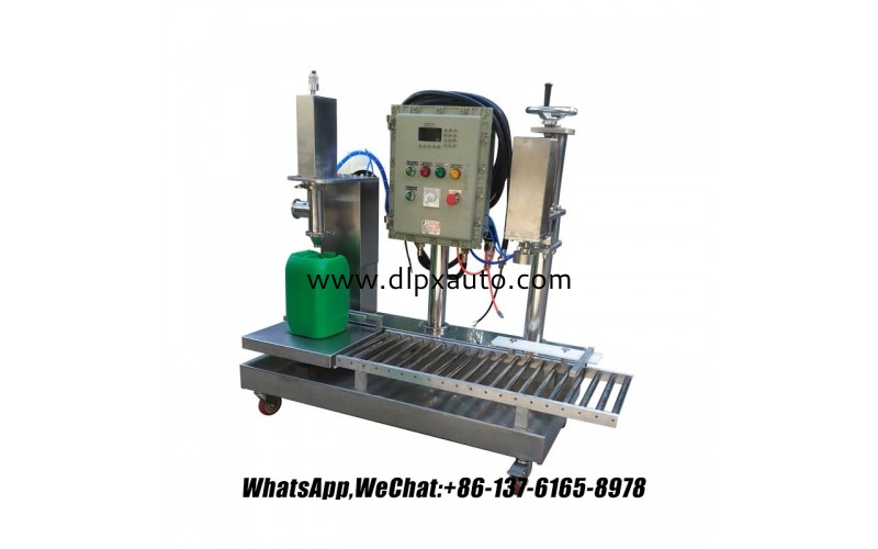 帶冠蓋的發(fā)動機油自動雙頭液體桶灌裝機2